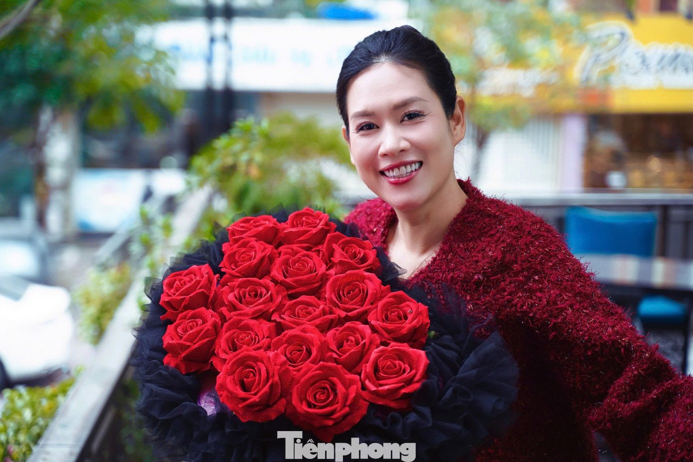 Khi được hỏi có tiếc nuối nhan sắc thời thanh xuân, Hà Hương cho biết cô không có cảm giác ấy. Diễn viên nói mỗi giai đoạn cuộc đời đều có vẻ đẹp và giá trị riêng. Ở tuổi 20, cô có thanh xuân rực rỡ với vai Nguyệt, đến tuổi 30, cô có gia đình trọn vẹn và khi bước sang tuổi 40, cô trở lại với điện ảnh, tiếp tục được khán giả đón nhận. Theo Hà Hương, con người không có hai lần 20 hay 30 tuổi, điều quan trọng là sống trọn vẹn trong từng chặng đường. “Khi mình trải nghiệm hết mình ở lứa tuổi đó rồi thì mình là người hạnh phúc”, cô nói. Ảnh: Đức Nguyễn.