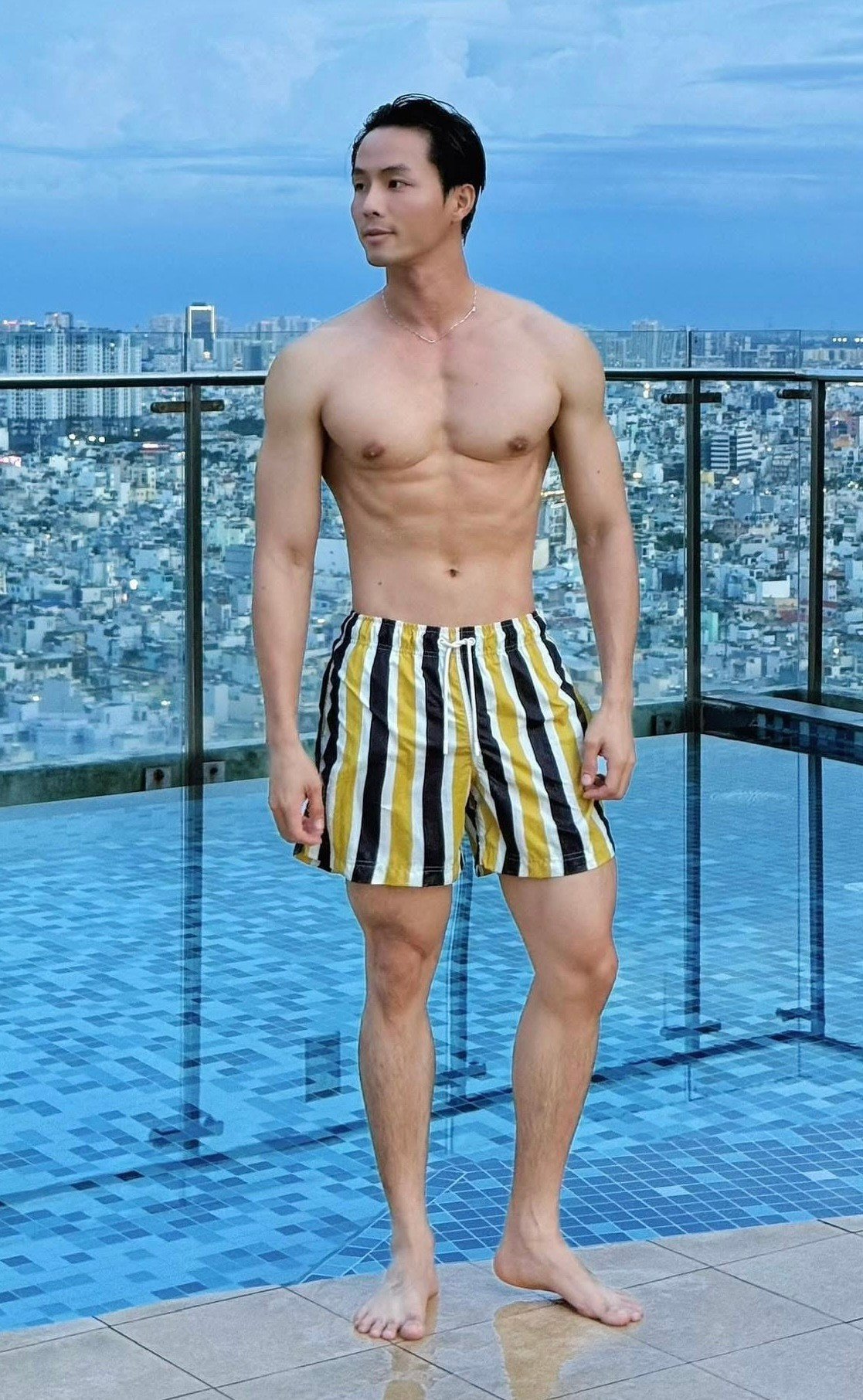 Vũ Linh tham gia Manhunt International 2025 và đạt thành tích á vương 4. Đây là thành tích cao nhất của Việt Nam từ trước đến nay. Hơn 20 năm trước, Bình Minh từng giành giải thưởng Siêu mẫu ấn tượng. Đương kim Manhunt Vietnam Nguyễn Vũ Linh từng ghi dấu ấn tại các cuộc thi trong nước và quốc tế như Top 10 The Next Gentleman Vietnam 2022, Á quân Người mẫu Thời trang Việt Nam 2018, Top 10 Mister Tourism Universe 2017 và Á vương Mister Grand International 2022.