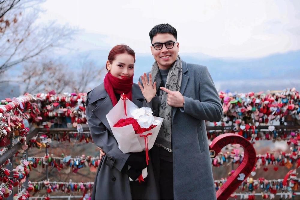 Đức Huy cầu hôn Huyền Trang trong chuyến du lịch Hàn Quốc.