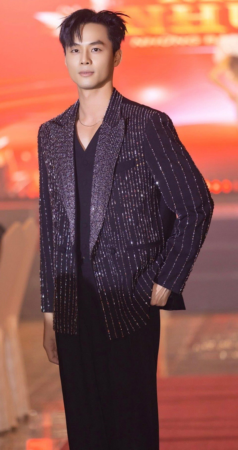 Sau đăng quang, hình ảnh của Vũ Linh được định hình theo hướng chỉn chu. Nam người mẫu ưu tiên phong cách lịch lãm, phù hợp với hình ảnh á vương Manhunt International 2025, đại diện Việt Nam đạt thành tích cao tại cuộc thi quốc tế.