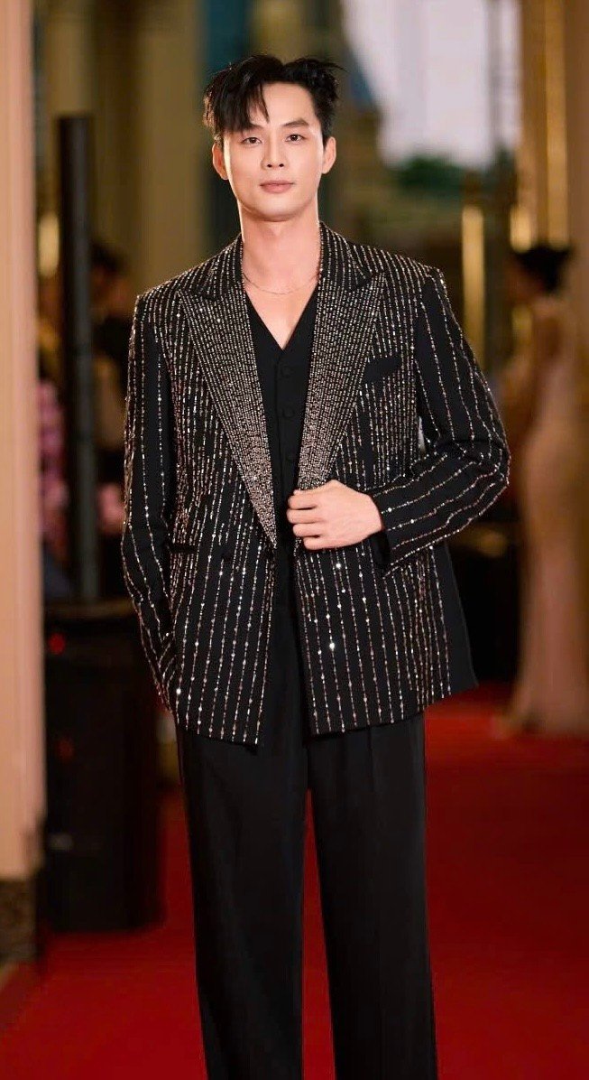 Sau đăng quang, hình ảnh của Vũ Linh được định hình theo hướng chỉn chu. Nam người mẫu ưu tiên phong cách lịch lãm, phù hợp với hình ảnh á vương Manhunt International 2025, đại diện Việt Nam đạt thành tích cao tại cuộc thi quốc tế.