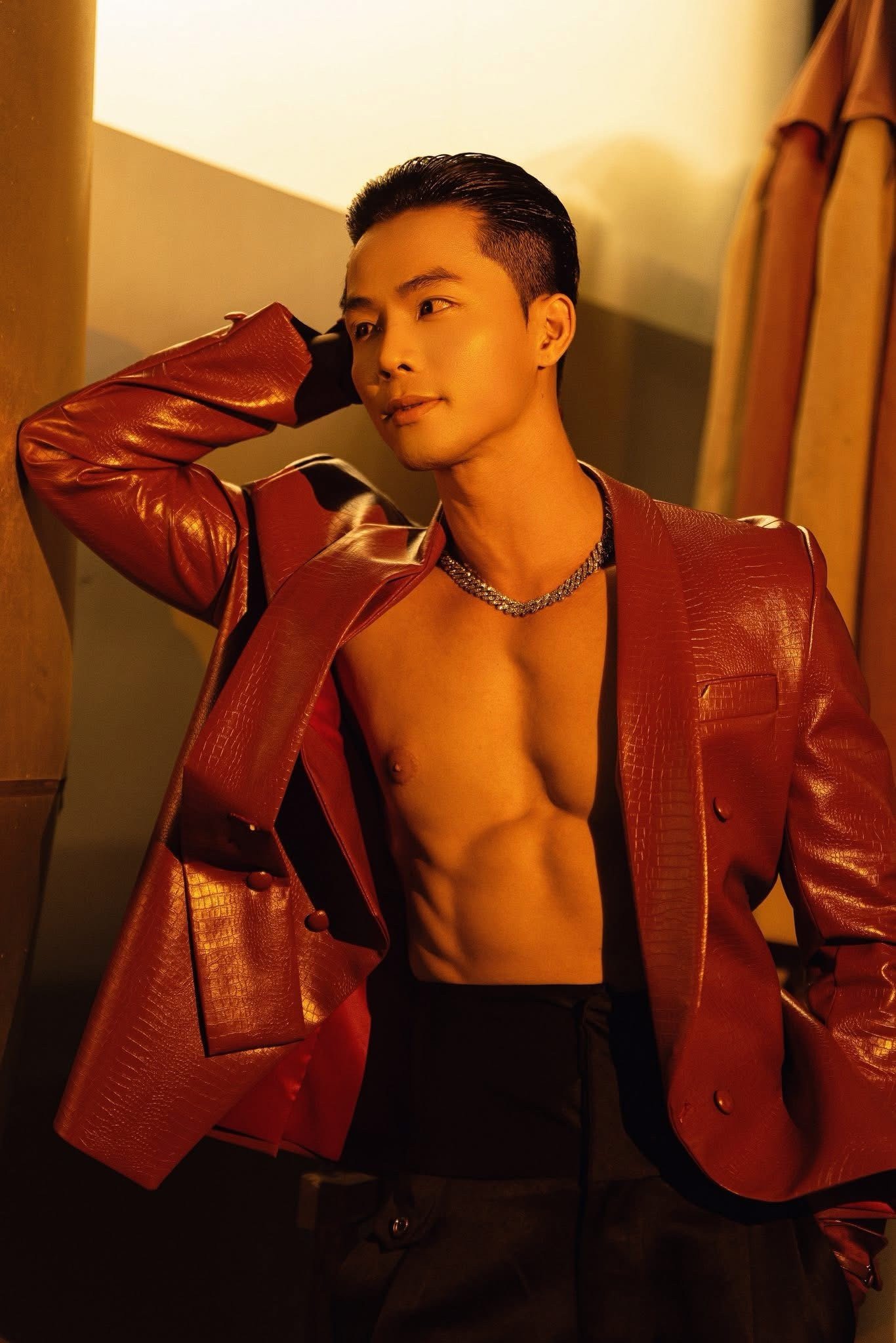 Bên cạnh trình diễn thời trang, Vũ Linh còn đảm nhận vai trò giám khảo tại một số cuộc thi người mẫu và nhan sắc trong nước. Anh cho biết danh hiệu giúp mình được chú ý nhiều hơn trong giới chuyên môn.