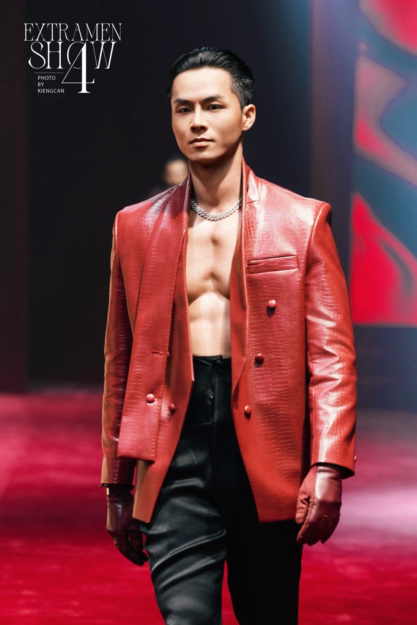 Bên cạnh trình diễn thời trang, Vũ Linh còn đảm nhận vai trò giám khảo tại một số cuộc thi người mẫu và nhan sắc trong nước. Anh cho biết danh hiệu giúp mình được chú ý nhiều hơn trong giới chuyên môn.