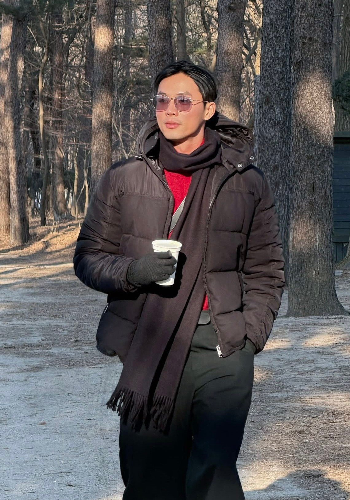 Nhìn lại một năm hoạt động nghệ thuật, Vũ Linh nói thêm thành tích tại Manhunt International 2025 mang đến cơ hội giao lưu, làm việc với môi trường quốc tế. Sau khi đầu quân về Gu Vietnam, Vũ Linh xác định hướng đi tập trung vào đào tạo, thay đổi hình ảnh. Anh cho rằng việc “đắt show” không đồng nghĩa với sự ổn định lâu dài nếu thiếu chiến lược.