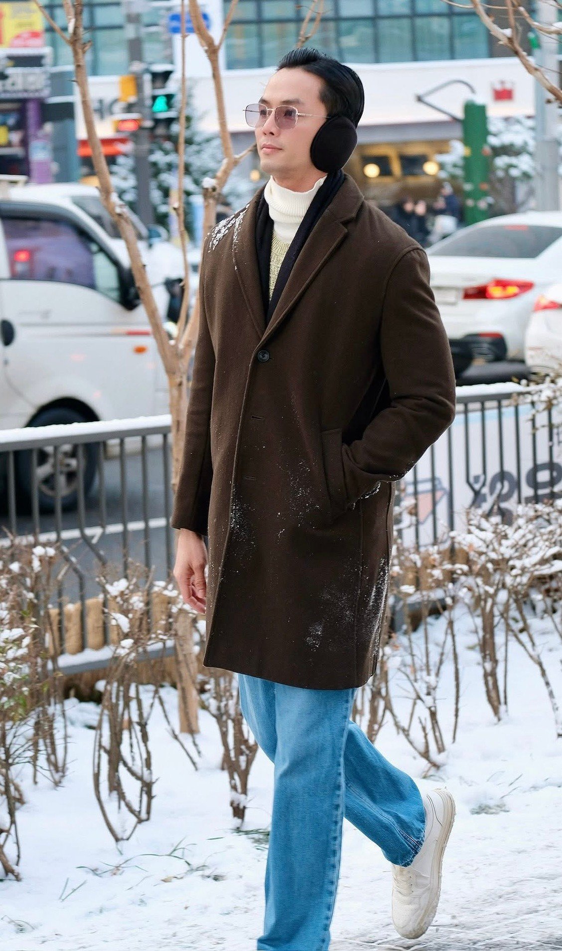 Nhìn lại một năm hoạt động nghệ thuật, Vũ Linh nói thêm thành tích tại Manhunt International 2025 mang đến cơ hội giao lưu, làm việc với môi trường quốc tế. Sau khi đầu quân về Gu Vietnam, Vũ Linh xác định hướng đi tập trung vào đào tạo, thay đổi hình ảnh. Anh cho rằng việc “đắt show” không đồng nghĩa với sự ổn định lâu dài nếu thiếu chiến lược.