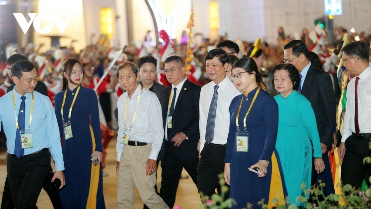 Các đại biểu tham quan đường hoa. (Ảnh: H.G)