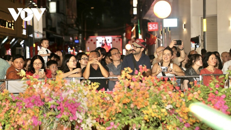 Du khách trong và ngoài nước hào hứng theo dõi lễ khai mạc. (Ảnh: H.G)