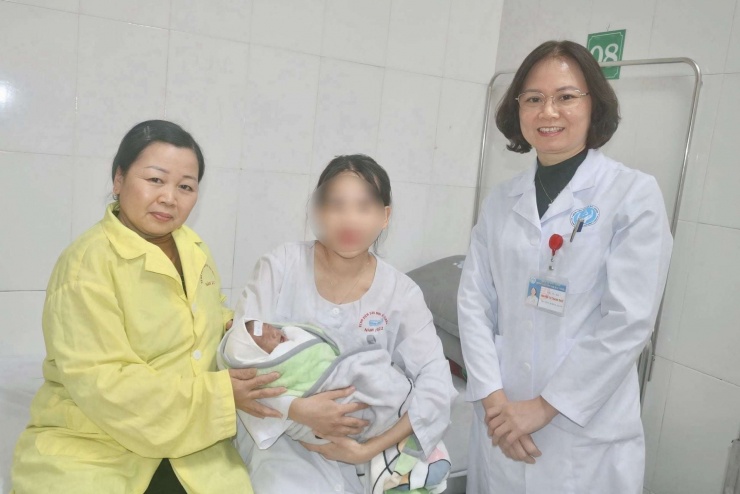 Bác sĩ chúc mừng 2 mẹ con an toàn, khỏe mạnh, đón Tết đoàn viên với gia đình. Ảnh BVCC