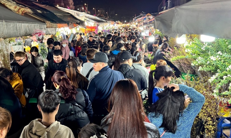 Con đường chạy dọc phía trong chợ hoa Quảng An chật kín khách hàng, đa phần là các gia đình và những nhóm bạn trẻ. Việc di chuyển giữa các quầy hàng cũng khá khó khăn.