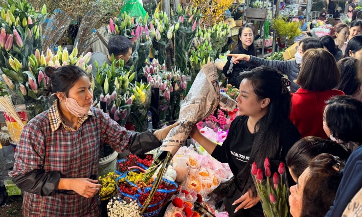 Chợ hoa lớn nhất Hà Nội nhộn nhịp đêm cuối năm - 4
