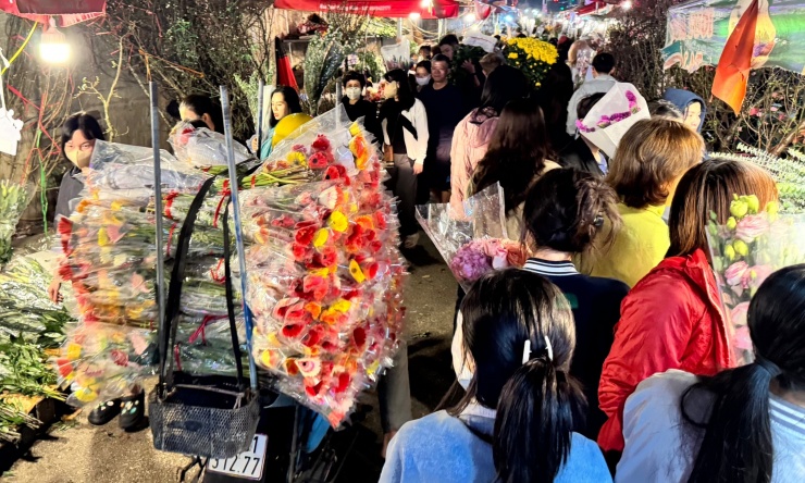 Chợ hoa lớn nhất Hà Nội nhộn nhịp đêm cuối năm - 11