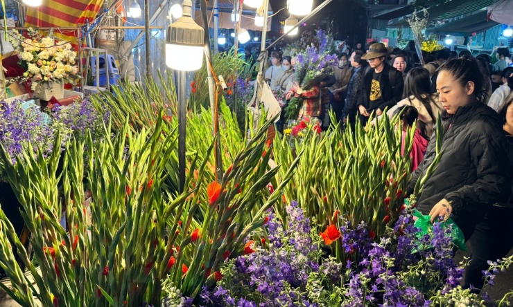 Hoa lay ơn (dơn) cũng tăng giá mạnh khi được chào 220.000-250.000 mỗi bó gồm chục cành. Ngày thường, loại hoa này có giá chưa đến 100.000 đồng mỗi chục.