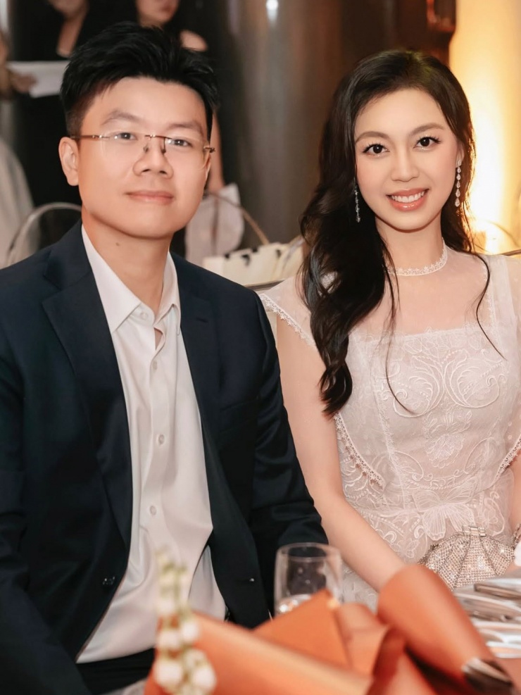 Vợ chồng Ruby Nguyễn - Phan Hoàng chọn xiêm y đồng điệu tại bữa tiệc cuối năm.