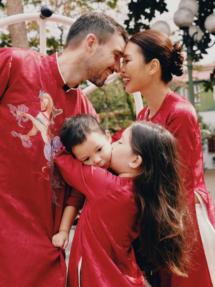 Người mẫu Hà Anh cùng chồng con mặc áo dài đỏ đón Tết Bính Ngọ.