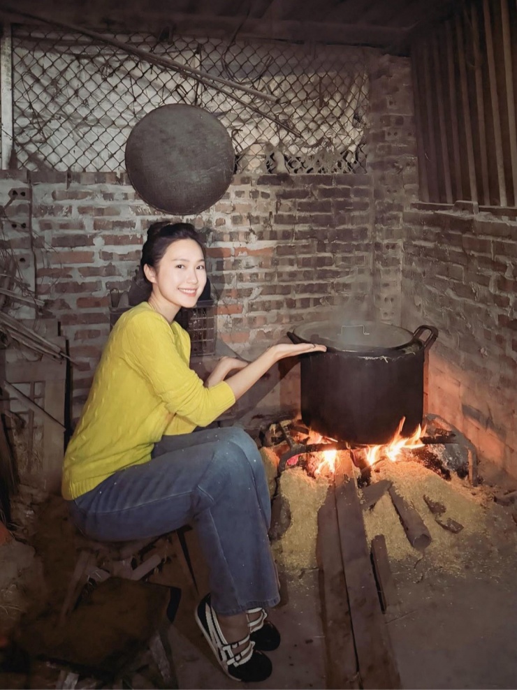 Người đẹp Doãn Hải My - bà xã cầu thủ Đoàn Văn Hậu - tươi tắn khi canh nồi bánh chưng ở quê chồng, tức Hưng Yên (Thái Bình cũ).
