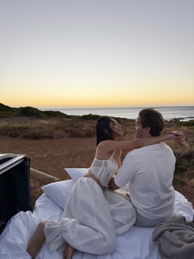 Á hậu Thảo Nhi Lê và bạn trai người Pháp tình tứ trong chuyến roadtrip tại Australia.