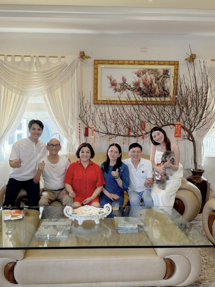 Vợ chồng á hậu Quỳnh Châu và tứ thân phụ mẫu quây quần bên nhau. "Chuyện tình lãng mạn nhất không phải của riêng hai người, mà là câu chuyện của ba và mẹ, rồi tiếp nối thành gia đình này", cô viết.