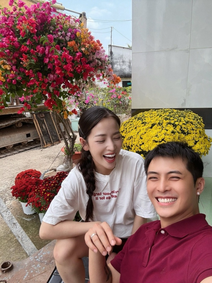 Vợ chồng Puka - Gin Tuấn Kiệt rạng rỡ khi về quê ăn Tết.