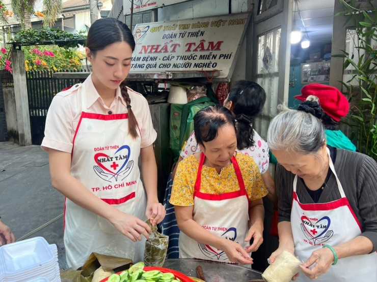 Hoa hậu Lương Thùy Linh cùng đoàn từ thiện Nhất Tâm chuẩn bị gần 200 phần cơm gửi đến các em nhỏ đang điều trị ung bướu và gia đình.