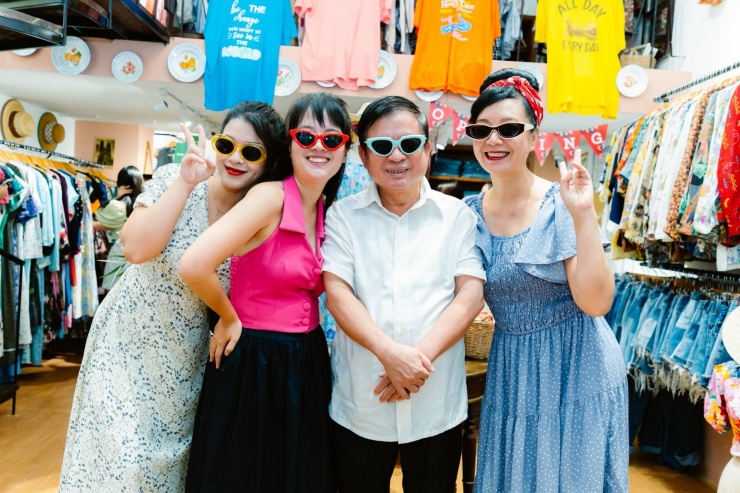 Vợ chồng NSƯT Chiều Xuân bên 2 con gái.&nbsp;