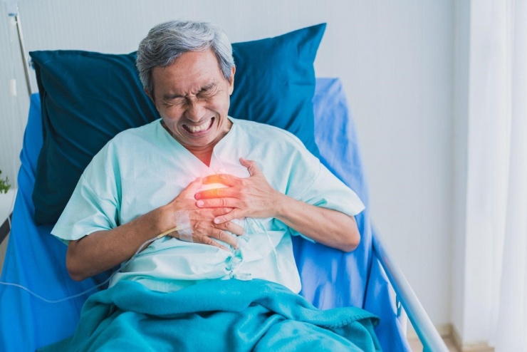 Uống rượu bia ngày Tết làm tăng nguy cơ biến chứng đối với người có bệnh nền tim mạch (Ảnh: Internet)