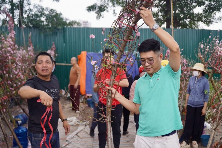 Năm nay phổ biến vẫn là các loại cành đào dáng huyền, nhỏ gọn phù hợp với không gian của nhiều hộ gia đình.&nbsp;