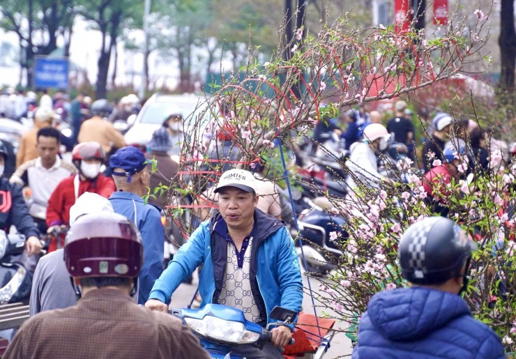Chiêu bài "đồng giá", "xả hàng" được nhiều tiểu thương áp dụng nhằm hút khách và đẩy hàng tồn.