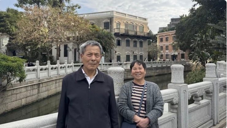 Bố mẹ đến thăm con cái ở các thành phố lớn trở thành xu hướng gia tăng ở Trung Quốc. (Ảnh: CNA)