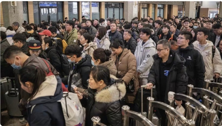 Đám đông xếp hàng ở ga tàu Bắc Kinh ngày 12/1. (Ảnh: CNA)