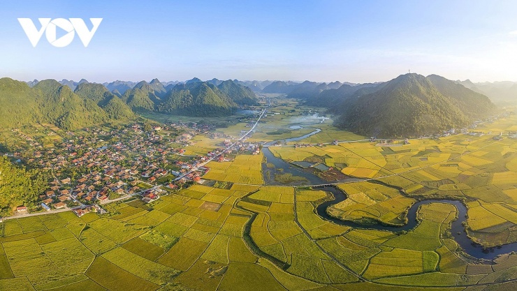 Làng du lịch cộng đồng Quỳnh Sơn thuộc xã Bắc Sơn, tỉnh Lạng Sơn nằm cách thủ đô Hà Nội khoảng 160km.