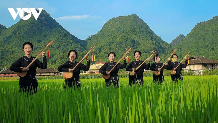 Đến làng Quỳnh Sơn dịp Tết, nhắm nhìn khung cảnh núi rừng từ đỉnh Nà Lay với độ cao hơn 700m, du khách sẽ cảm nhận được sắc xuân Việt Bắc, được hòa mình và được “say” trong tiếng tính điệu then… tất cả đem tới cho du khách những trải nghiệm thật khó quên.