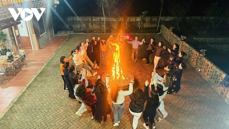 Du khách trải nghiệm cắm trại nhảy dân vũ tại homestay ở làng du lịch cộng đồng Quỳnh Sơn.