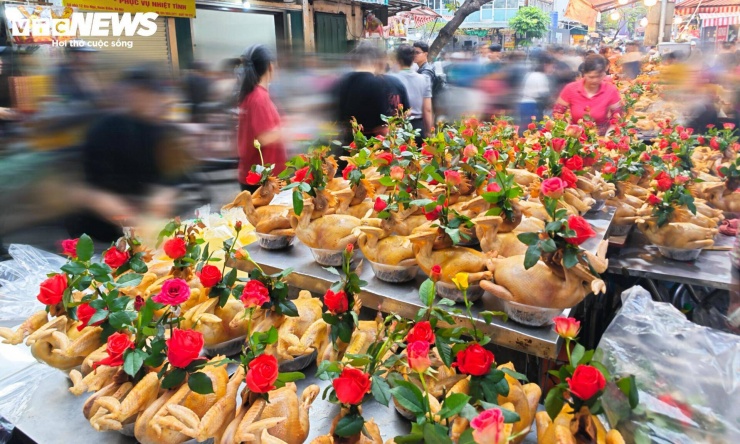 Sáng 16/2 (tức 29 tháng Chạp), trong khi nhiều tuyến phố Hà Nội vẫn khá yên ắng, khu vực quanh chợ Hàng Bè đã nhộn nhịp từ rất sớm, khi trời còn chưa sáng hẳn.