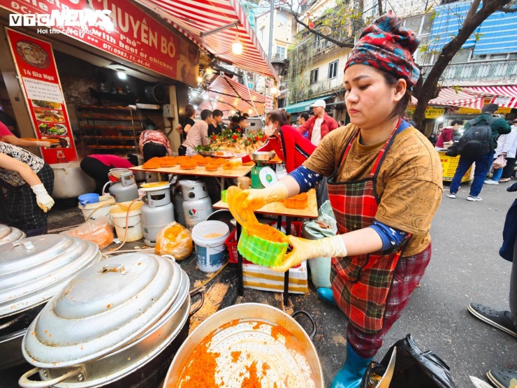 Các lối đi nhỏ nhanh chóng kín người và xe máy. Ngoài các quầy thịt, cá, rau củ, khu vực bán đồ ăn nấu sẵn là nơi tập trung đông khách nhất.