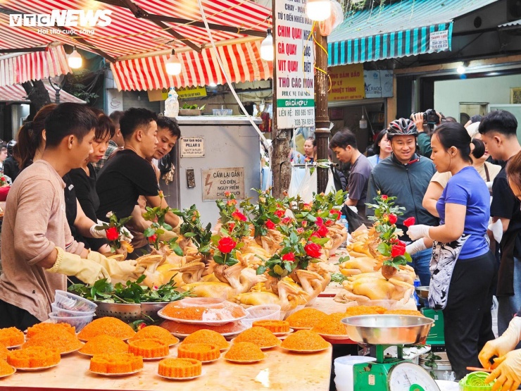 Đáng chú ý, nhiều mâm gà luộc vàng óng được đặt ở vị trí dễ nhìn, giá dao động từ 600.000 đồng đến gần 1,8 triệu đồng mỗi con, tùy kích cỡ và yêu cầu trình bày.