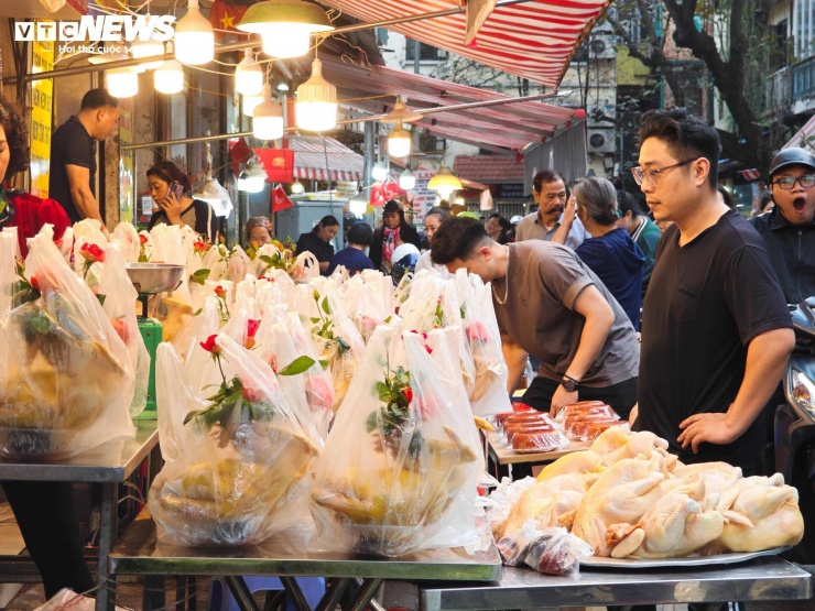 Anh Hoàng Anh (sống ở Hoàn Kiếm, Hà Nội) cho biết, năm nay gia đình quyết định mua gà luộc sẵn và một số món chính. “Ngày cuối năm việc nhiều, nếu tự làm hết sẽ rất vất vả. Giá có cao hơn ngày thường nhưng mình yên tâm về chất lượng, hình thức cũng đẹp để bày cỗ”, anh Hoàng Anh nói.