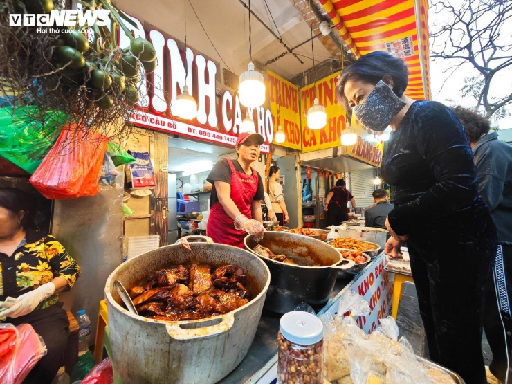 "Tôi hơi bất ngờ vì giá tăng mạnh, nhưng sát Tết thì khó đòi hỏi như ngày thường. Quan trọng là có đủ món cho gia đình sum họp”, chị Hòa ở phố Quán Sứ cho biết.