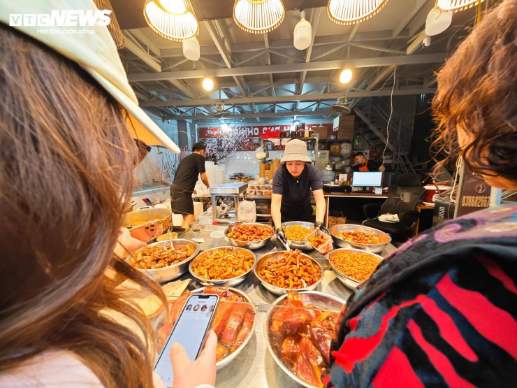 Theo các tiểu thương, ngày cuối cùng trong năm luôn là cao điểm. Nhiều hộ phải chuẩn bị nguyên liệu và sơ chế từ đêm hôm trước, tăng nhân công để kịp phục vụ. Một số mặt hàng hết trước 9h, khách phải chuyển sang quầy khác hoặc chờ thêm.