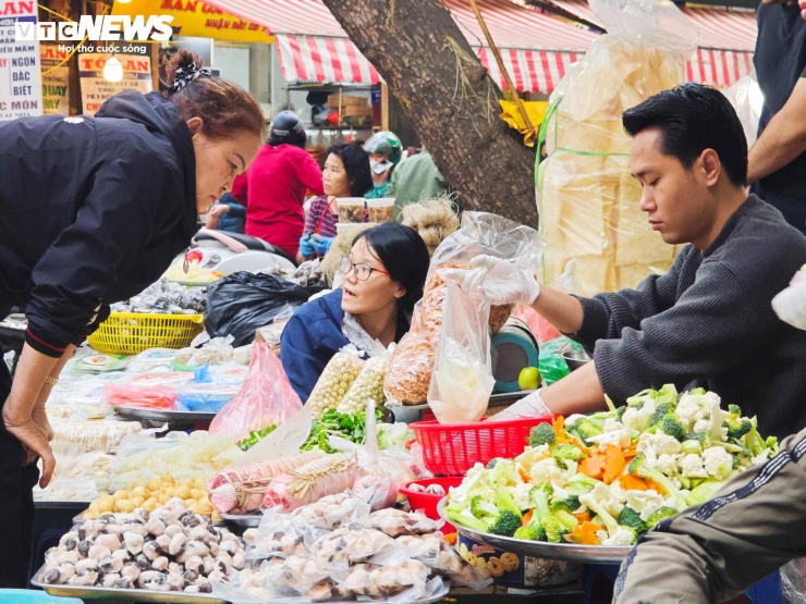 Không chỉ thực phẩm chế biến sẵn, các quầy rau củ, thịt cá tươi sống cũng đông khách.