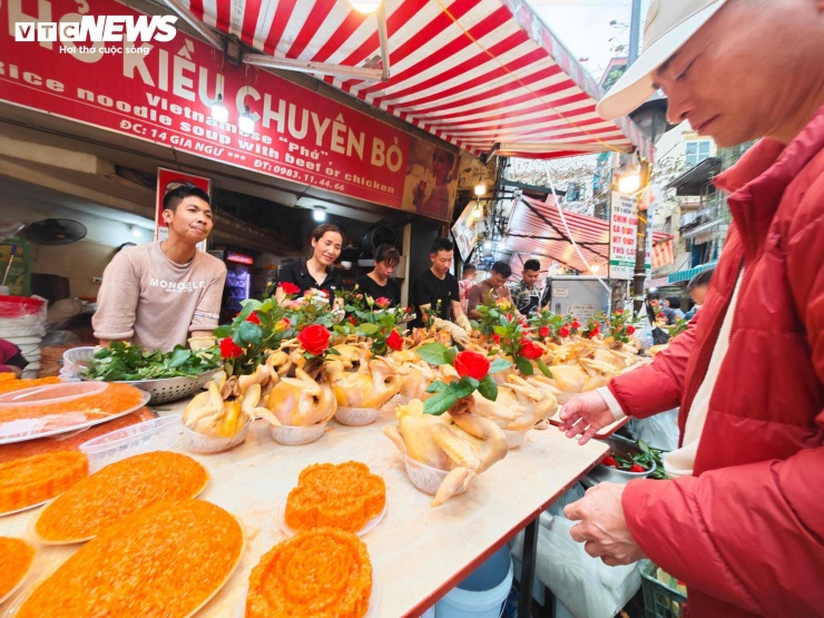 Chợ Hàng Bè từ lâu được xem là địa chỉ "vàng" của nhiều gia đình nội thành, nổi tiếng với thực phẩm tươi và các món nấu sẵn đa dạng. Do mức giá thường cao hơn mặt bằng chung, nơi đây còn được gọi là “chợ nhà giàu” giữa lòng phố cổ.