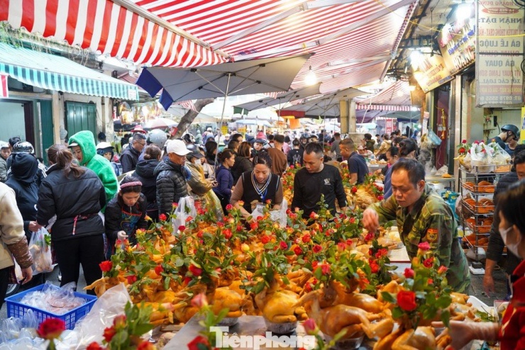 Không khí tấp nập sắm sửa cho mâm cơm tất niên.