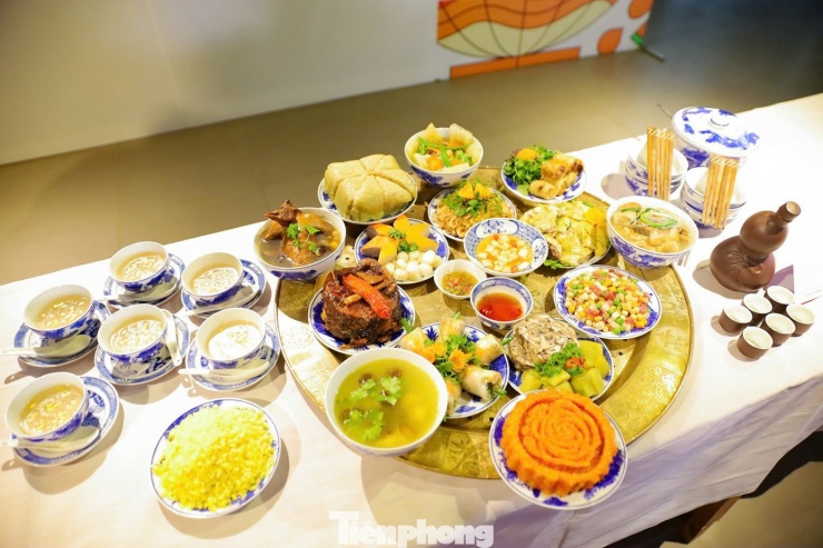 Mâm cỗ ngày Tết đủ đầy, nhiều màu sắc, hương vị khó quên.