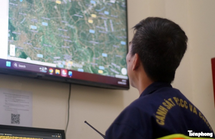 Thiếu tá Trần Mạnh Thắng, cán bộ Đội Chữa cháy và cứu nạn, cứu hộ khu vực số 9, trong ca trực.