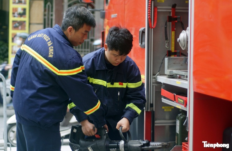 Thiếu tá Trần Mạnh Thắng cùng cán bộ, chiến sĩ kiểm tra phương tiện chữa cháy, cứu nạn.