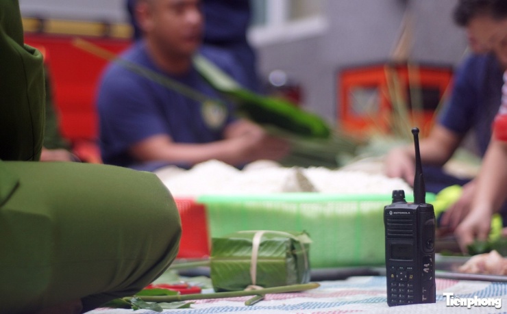 Bộ đàm luôn được các cán bộ, chiến sĩ mang theo bên người để liên lạc.