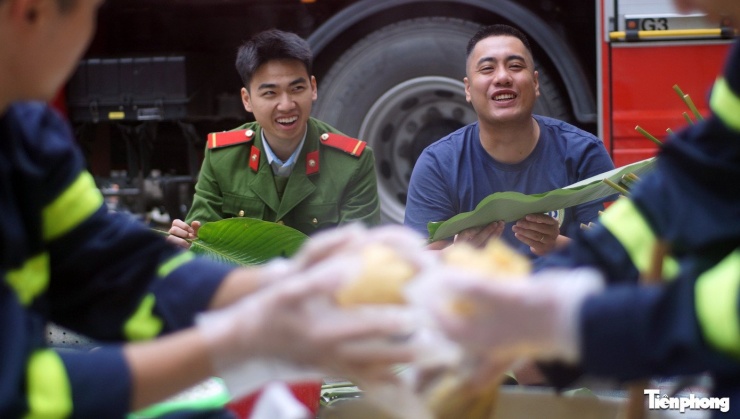 Cán bộ, chiến sĩ tranh thủ tổ chức gói bánh chưng, sinh hoạt tập thể để vơi đi nỗi nhớ nhà.