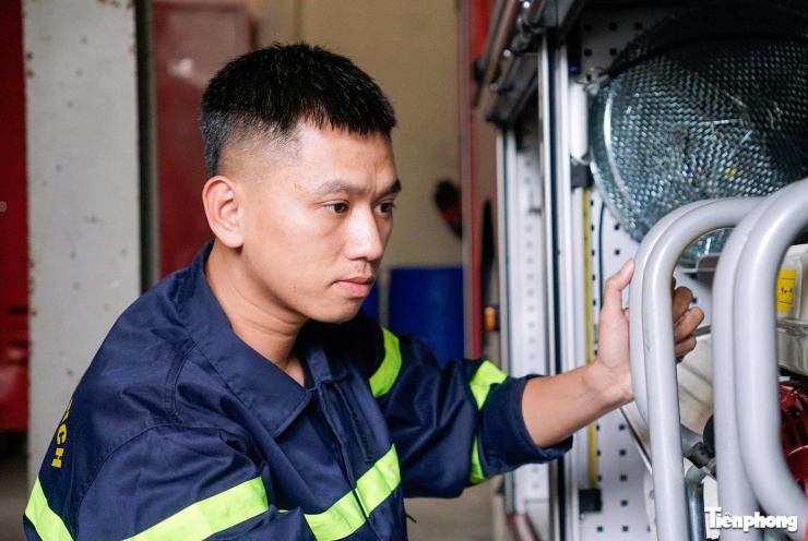 Cán bộ Đội Chữa cháy và cứu nạn, cứu hộ số 8 kiểm tra xe chữa cháy.