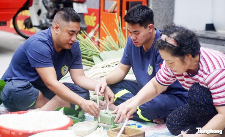 Người dân trên địa bàn cùng gói bánh chưng với các cán bộ, chiến sĩ.