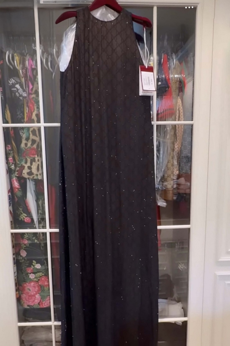 Ngoài mẫu túi có giá 9.000 USD (xấp xỉ 250 triệu đồng, giá có thể tăng đến 400 triệu đồng trên thị trường mua lại), Lệ Quyên còn tậu về tủ đầm Gucci đính kết lấp lánh, giá 5.700 bảng (hơn 200 triệu đồng).