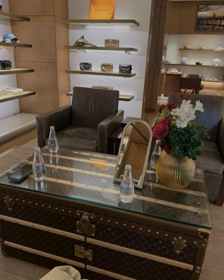 Hôm 27 Tết, sau khi kết thúc các lịch trình công việc, Thanh Hằng khoe ảnh đi sắm hàng hiệu. 'Điểm dừng chân' của cô là cửa hàng Louis Vuitton - thương hiệu mà siêu mẫu yêu thích, thường xuyên sử dụng.